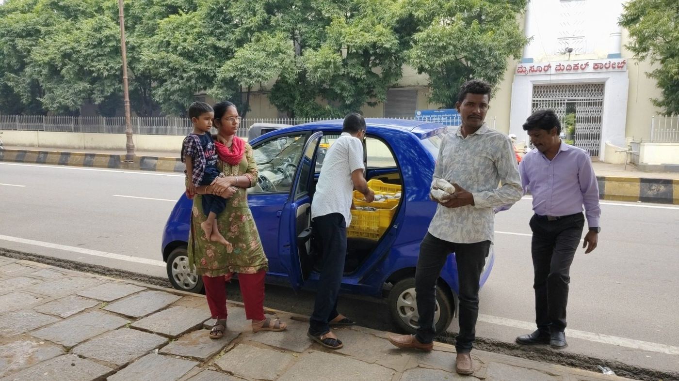 Santvana Swada volunteers distributing food packets in Mysuru